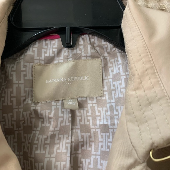 Classic Trench coat.  Great details - Picture 6 of 8